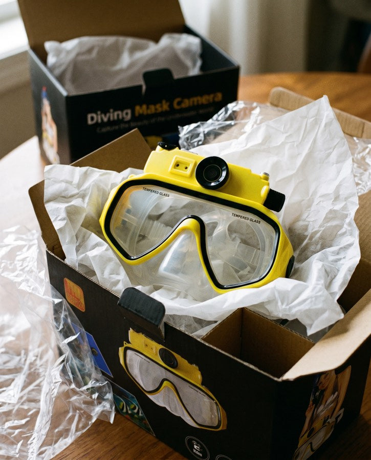 Yellow mask in the Diving Mask Camera box